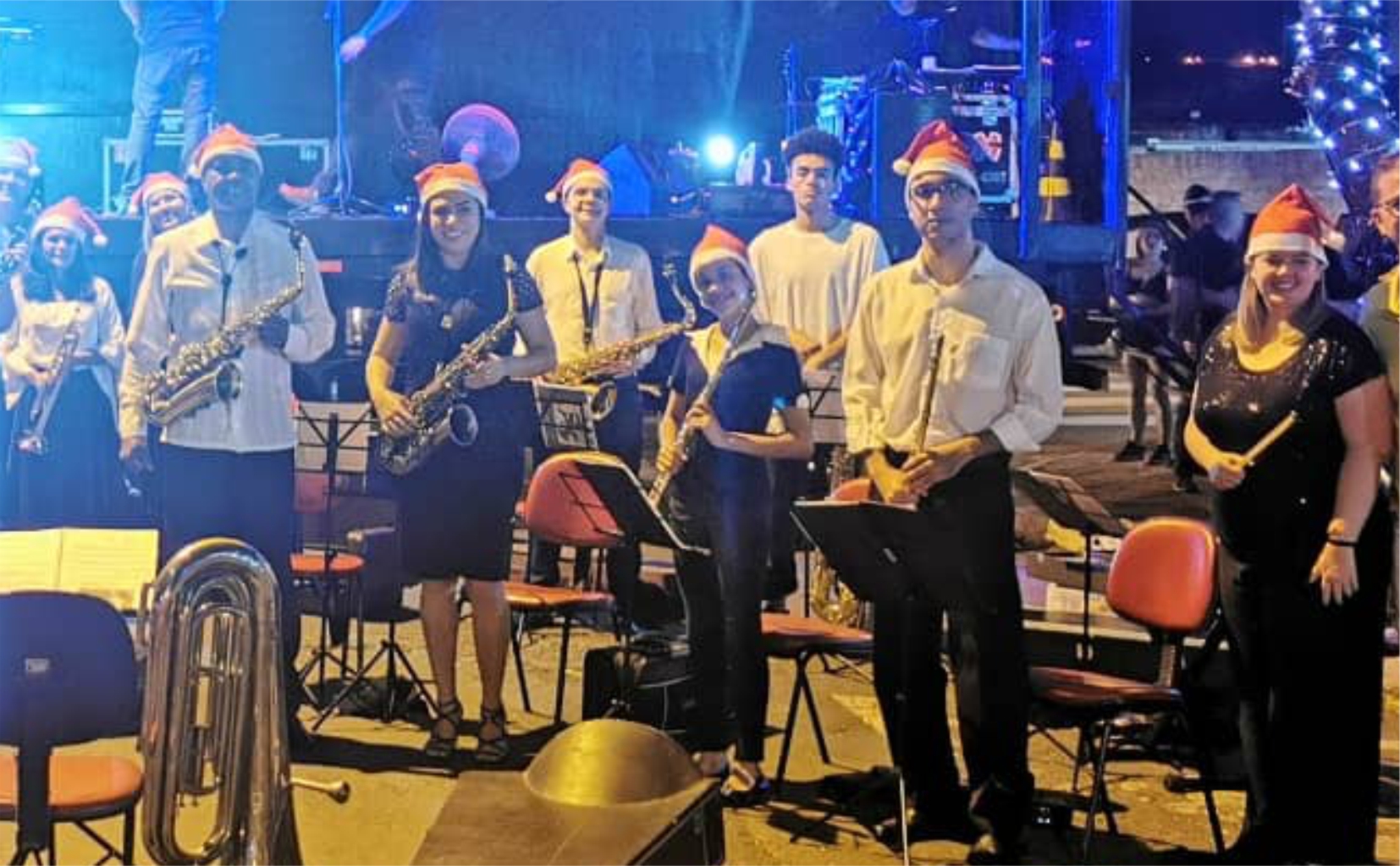 Banda Escola do Projeto Villa-Musical se apresenta na inauguração das Luzes de Natal da Câmara Municipal de Cosmópolis