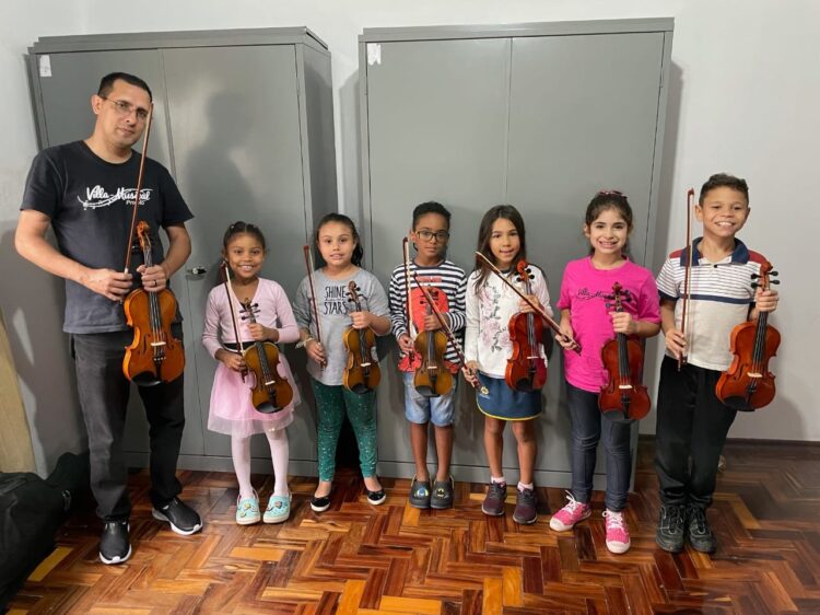 Villa Musical recebe 10 novos violinos infantis
